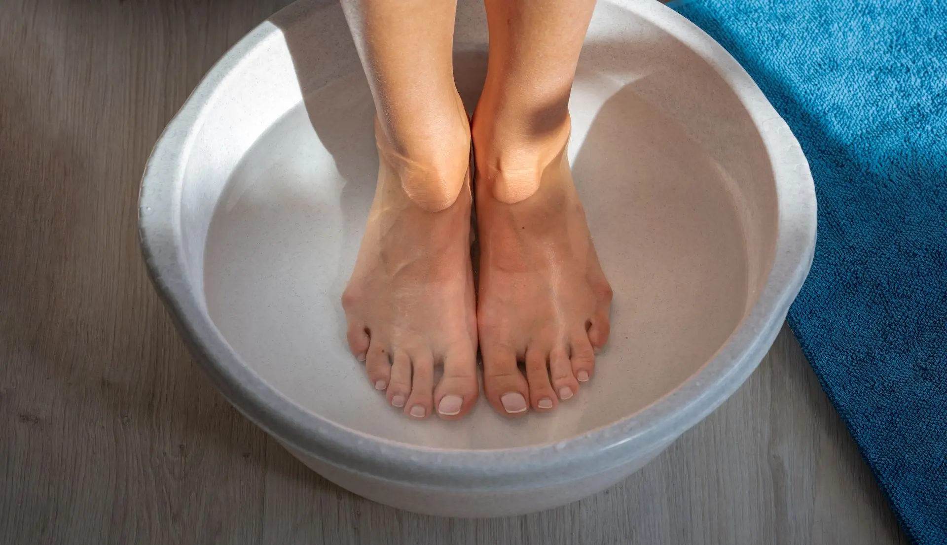 Preparación con agua caliente para ejercicios de juanetes