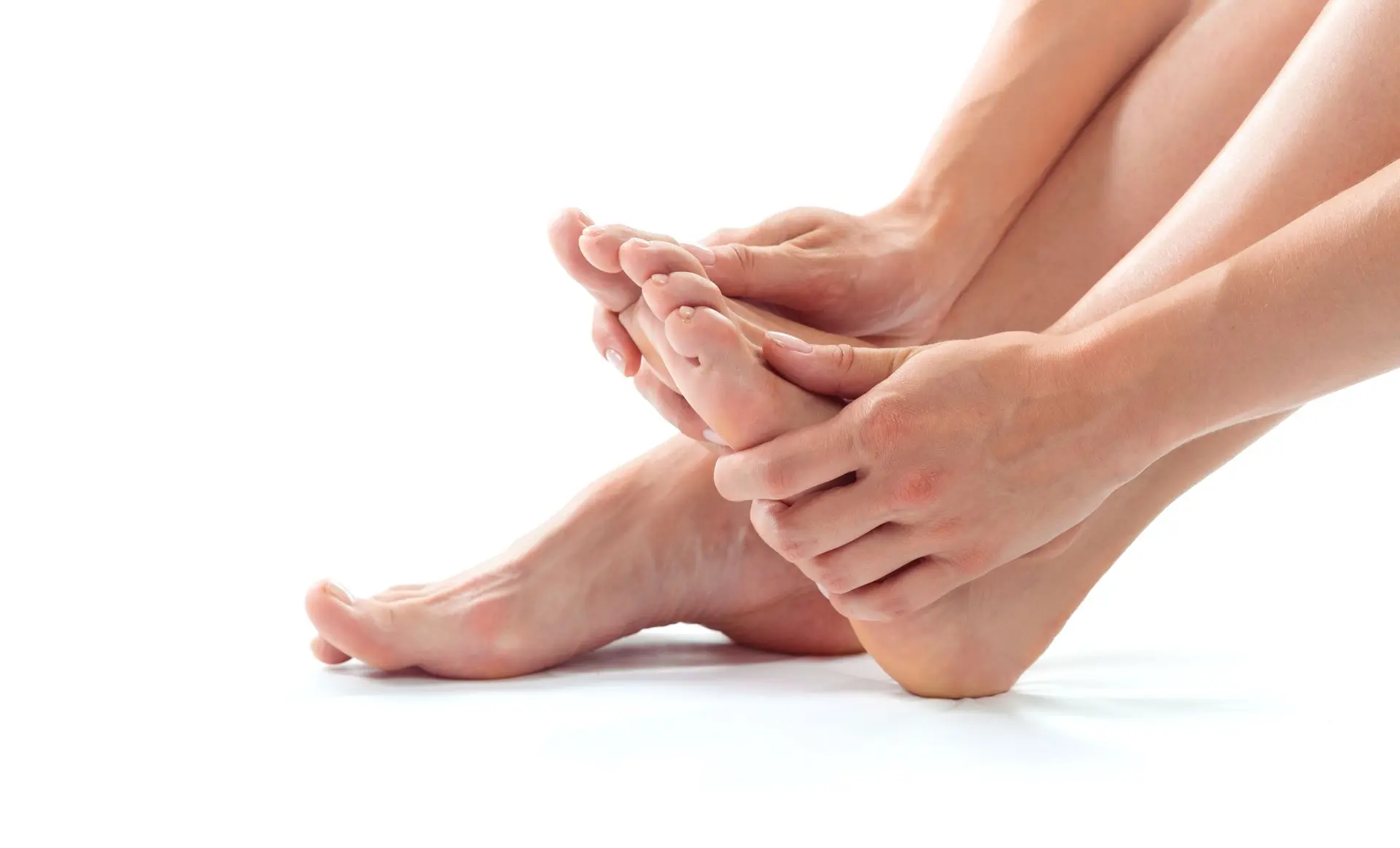 Persona realizando estiramientos para aliviar el dolor de fascitis plantar