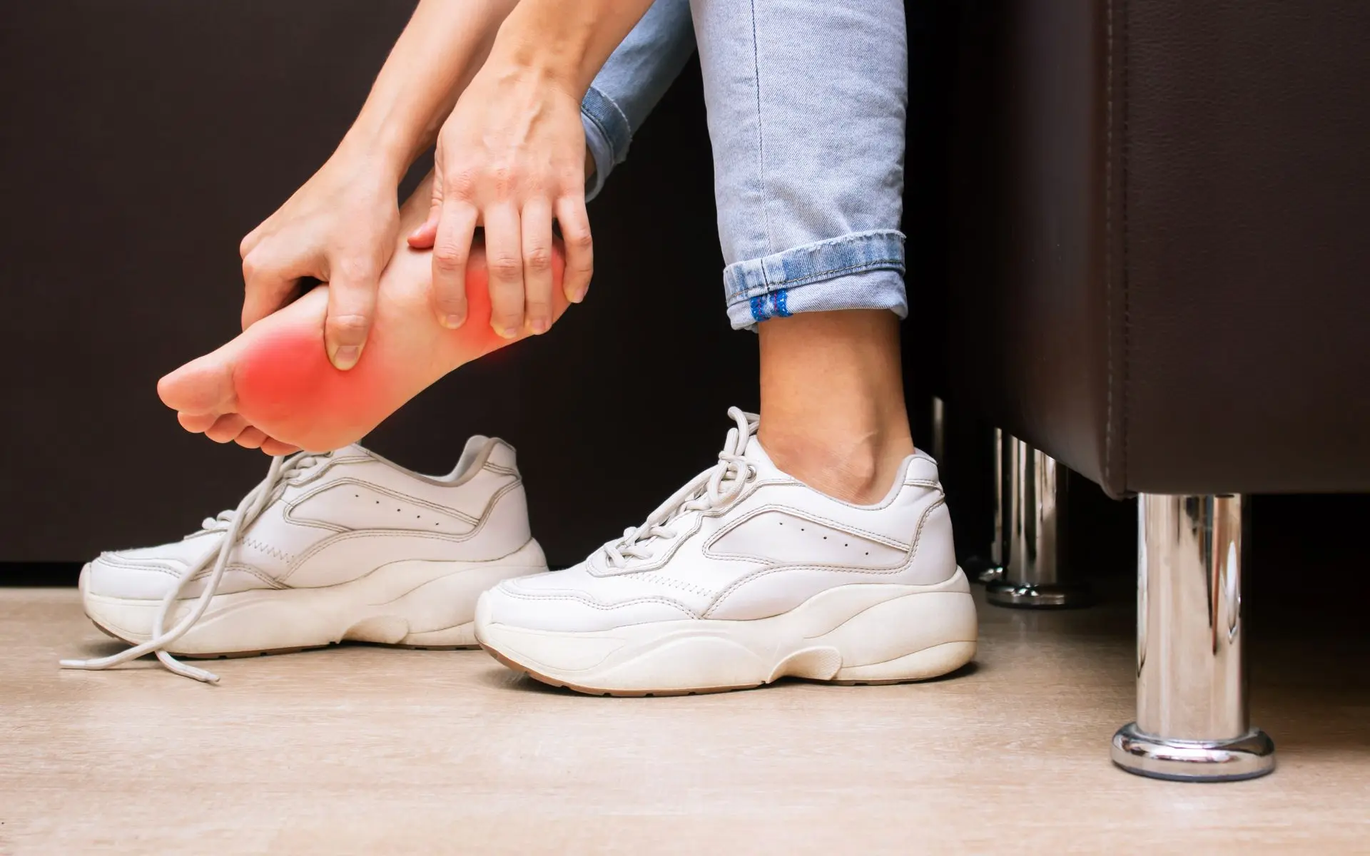 Ilustración de la fascia plantar inflamada en la planta del pie