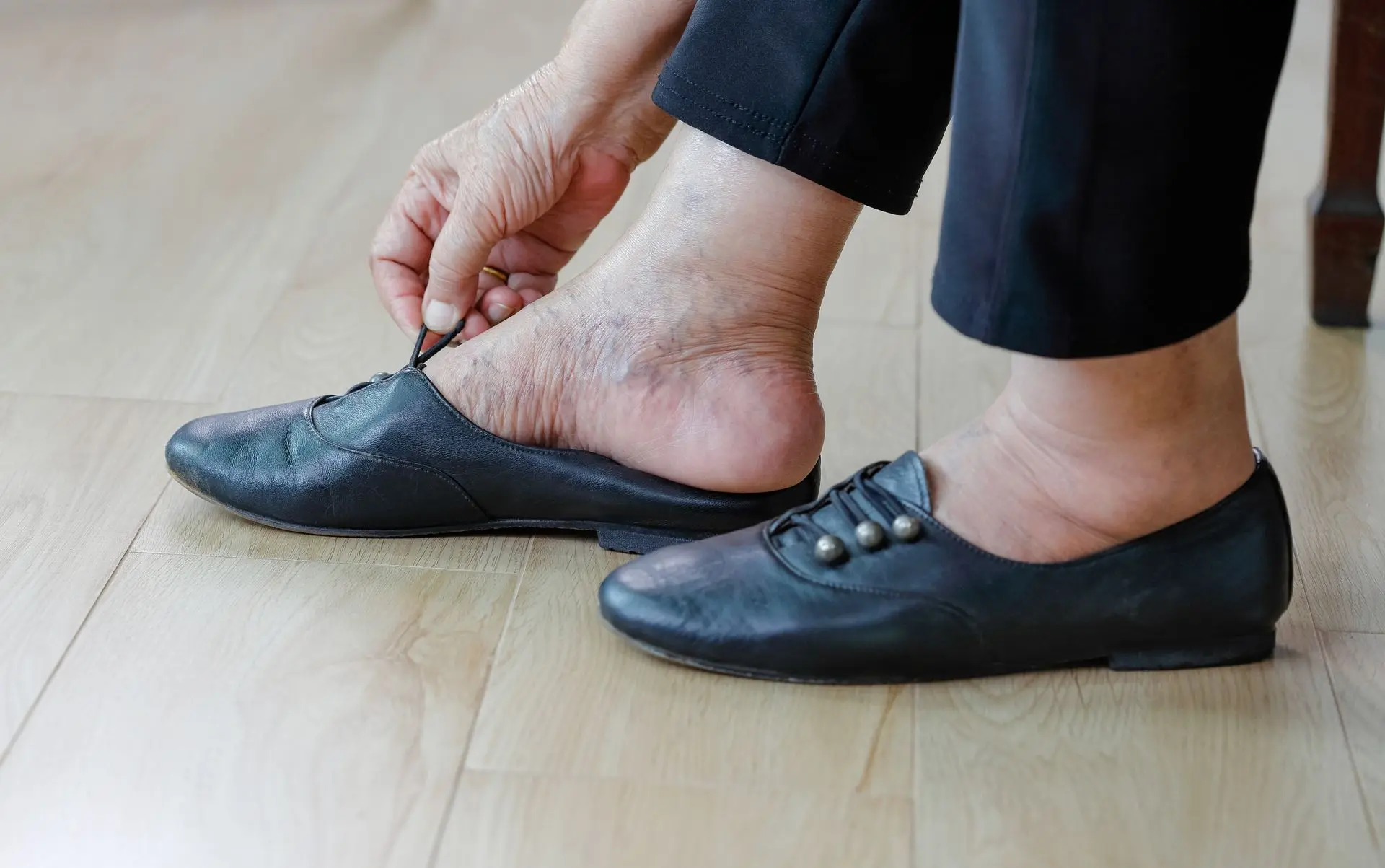 Pies de persona mayor con zapatos adecuados para su edad