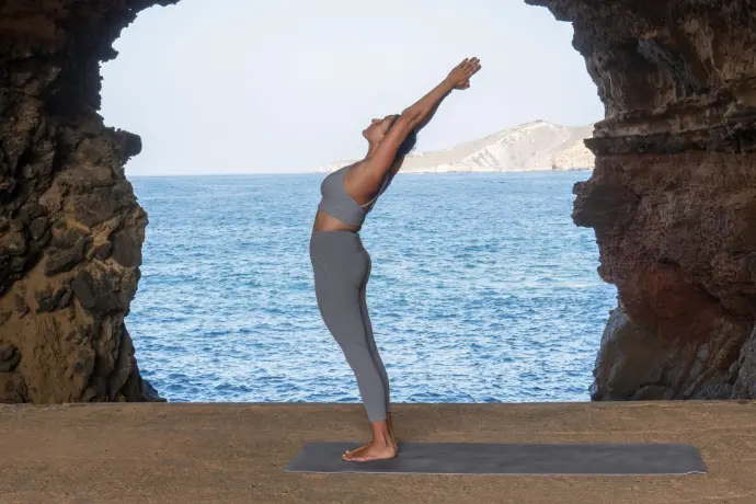 Postura de montaña en yoga para mejorar el equilibrio y la postura general
