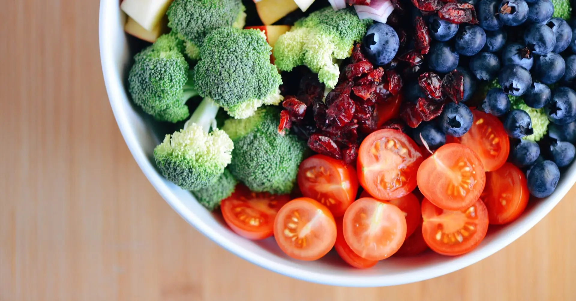 Antioxidantes naturales que protegen tus articulaciones del desgaste Variedad de frutas y verduras coloridas ricas en antioxidantes, beneficiosas para las articulaciones.