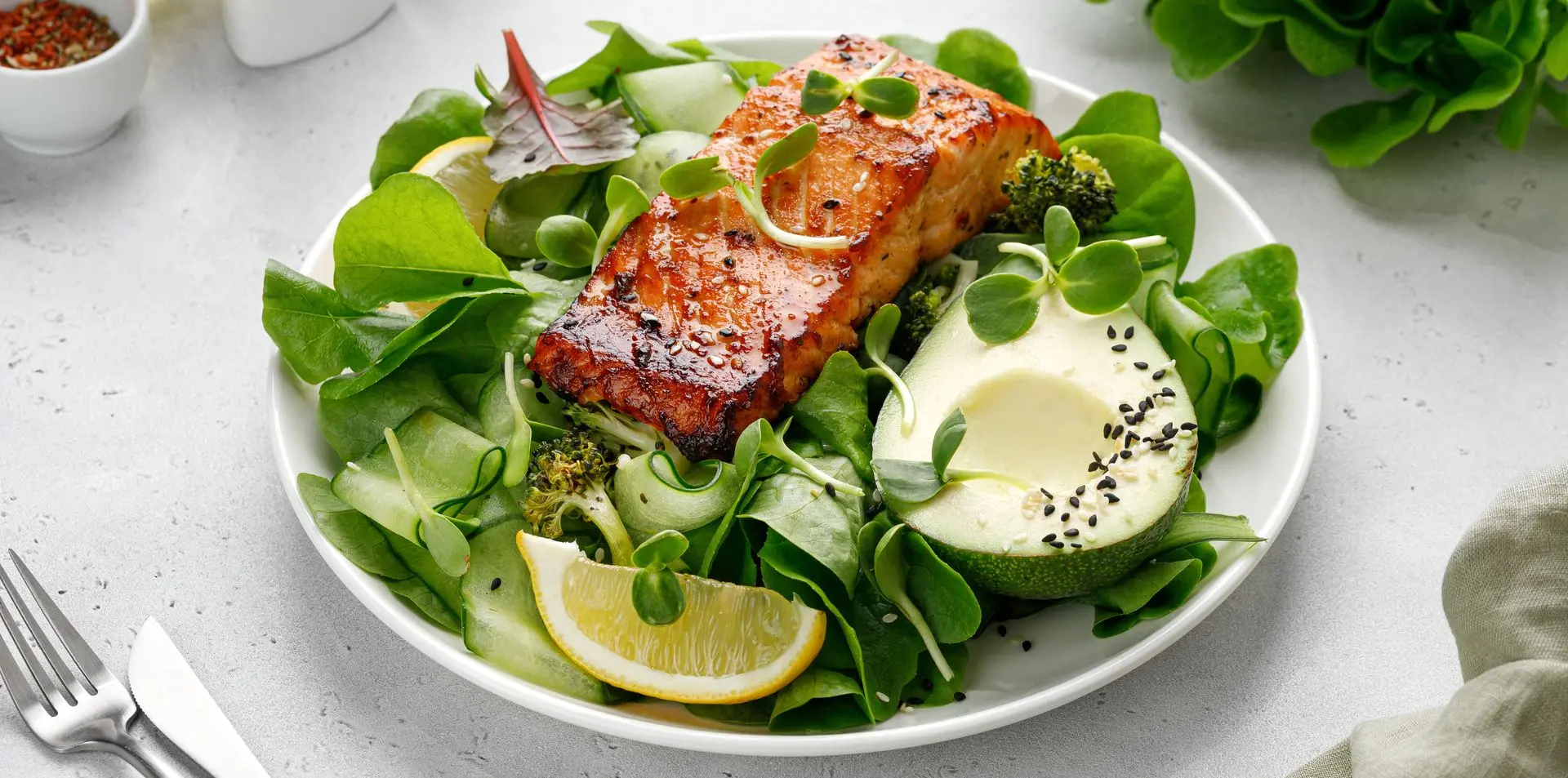 Fortalece tus huesos y articulaciones con calcio y vitamina D Pescado sobre una mesa, alimentos ricos en calcio y vitamina D para huesos y articulaciones.