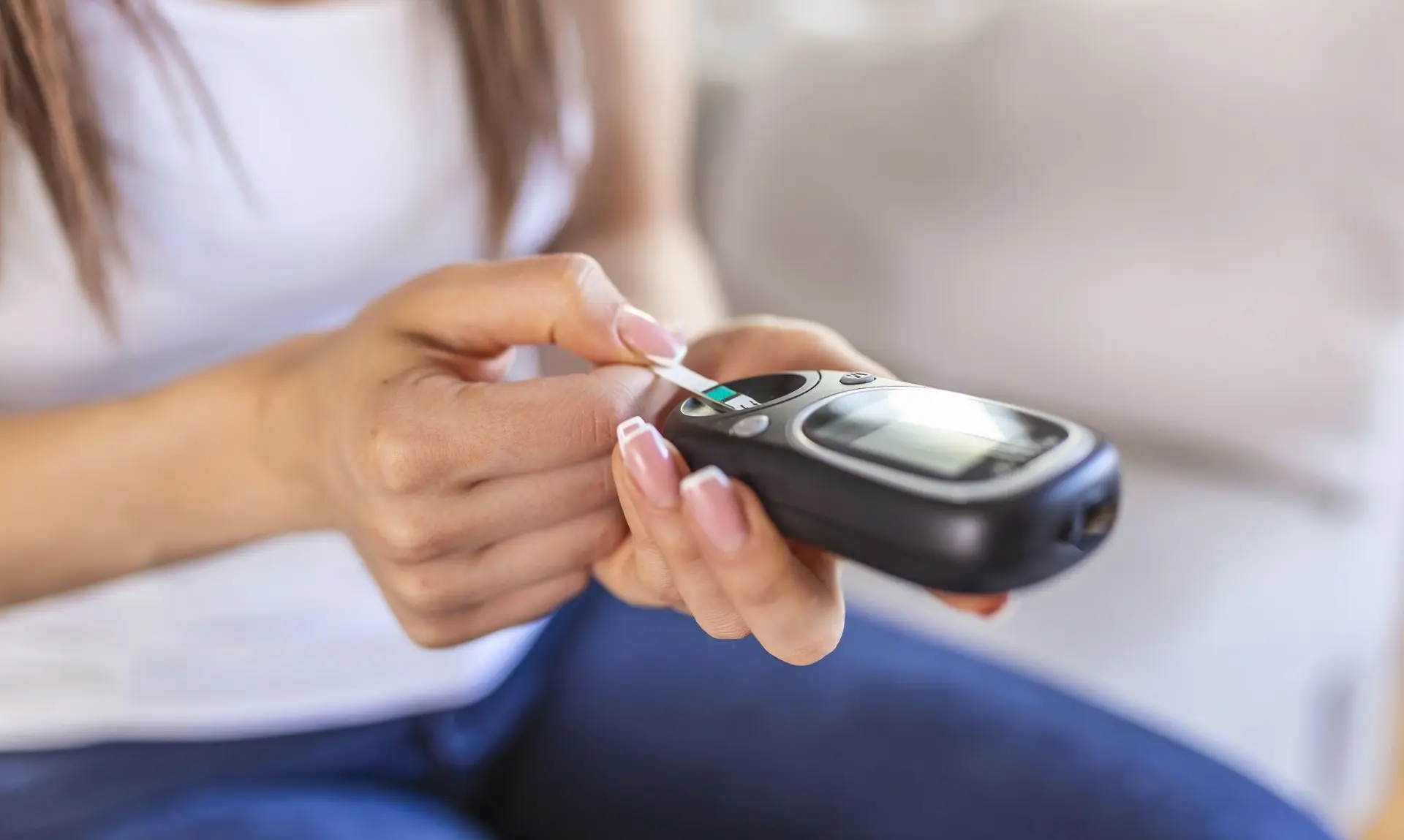 Elementos clave en el tratamiento del pie diabético: plantillas personalizadas, antibióticos y cuidados médicos especializados.