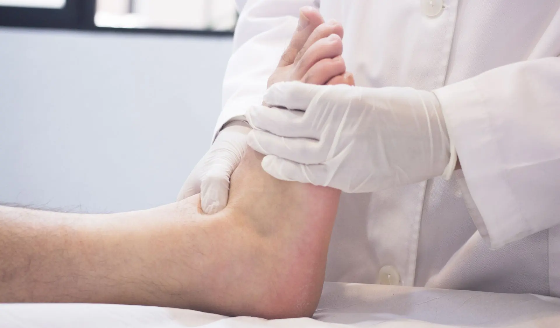 Profesional de la salud realizando evaluación de sensibilidad en el pie de un paciente diabético para diagnóstico temprano.
