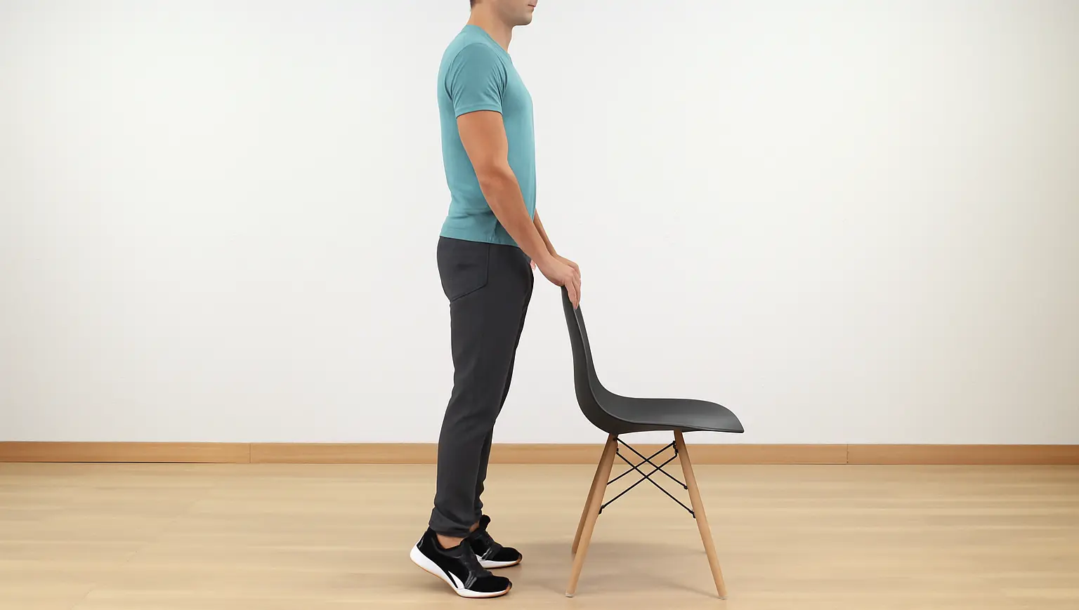 Elevaciones de talones de pie Persona de pie sobre las puntas de los pies realizando elevaciones de talones para fortalecer la musculatura