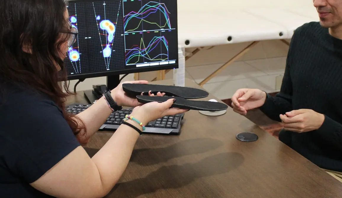 Plantillas ortopédicas para aliviar dolor de talón Especialista realizando estudio baropodométrico en un paciente para diseñar plantillas ortopédicas personalizadas