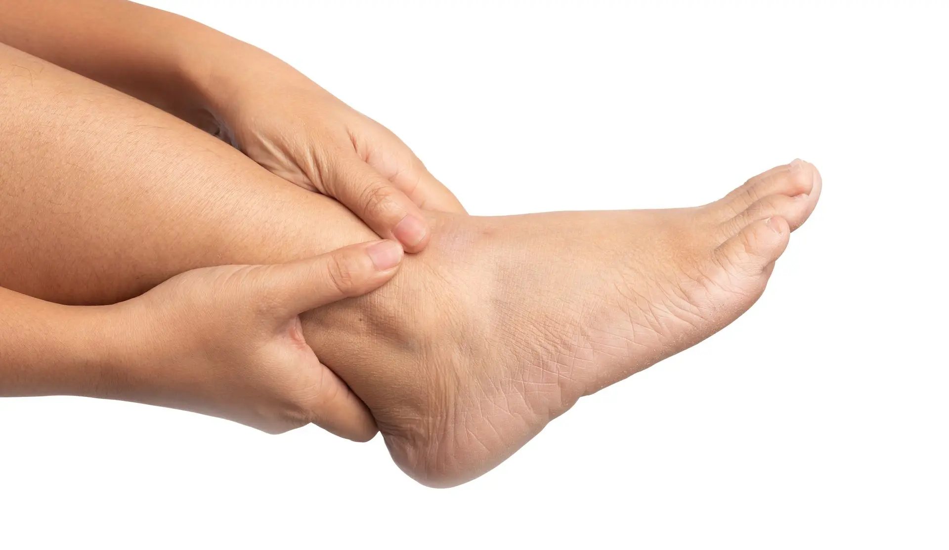 mujer masajeando sus pies hinchados