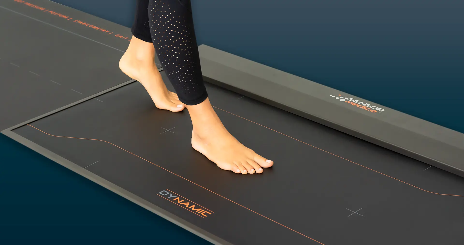 Persona caminando sobre un baropodómetro